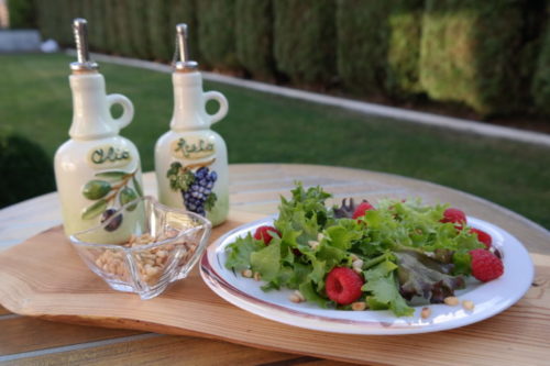 Blattsalat mit Beeren und Zedernkernen
