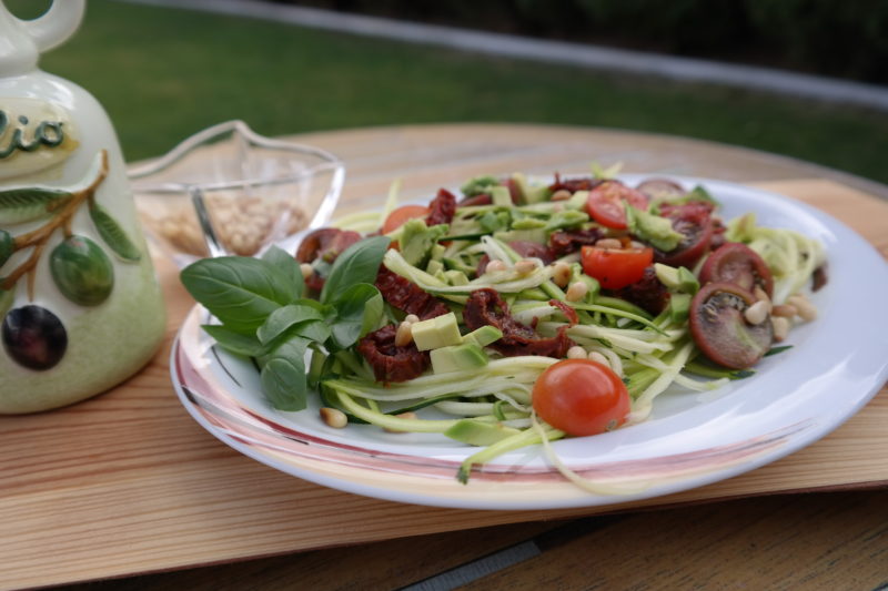 Sommerlicher Zoodle-Salat
