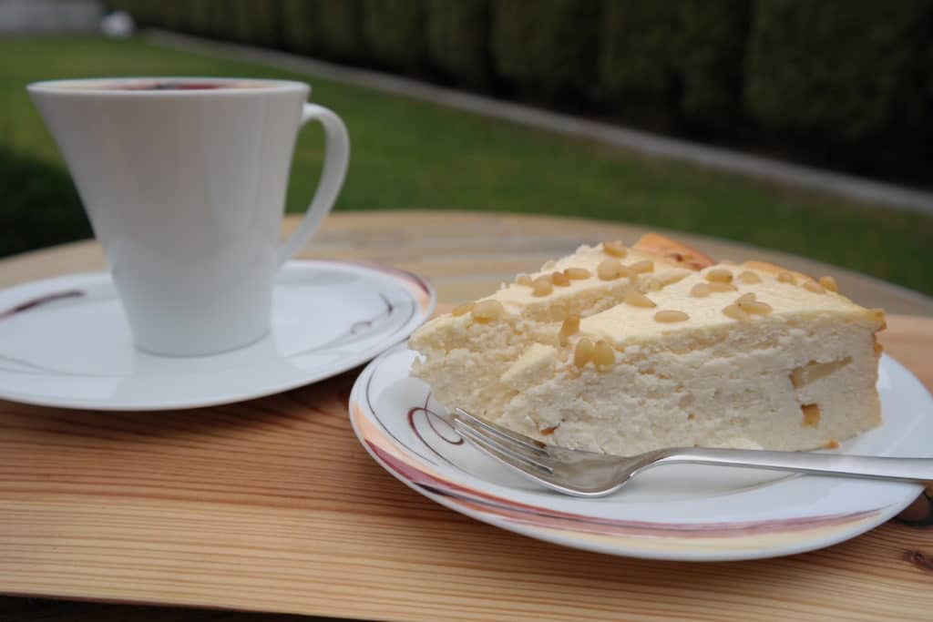 Apfel-Käsekuchen mit Zedernkernen