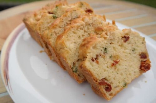 Mediterraner Kuchen mit getrockneten Tomaten und Zedernkernen