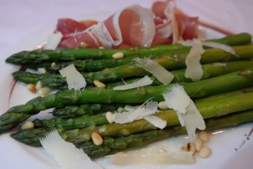 Grüner Spargel mit Parmaschinken und Zedernkernen