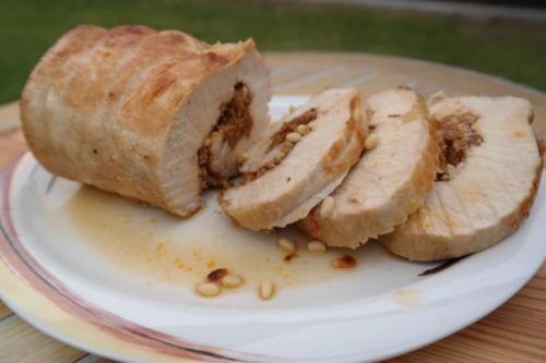 Schweinekotelettbraten gefüllt mit getrockneten Tomaten und Zedernkernen