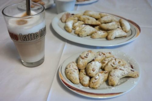Kipferl mit Zedernkernen