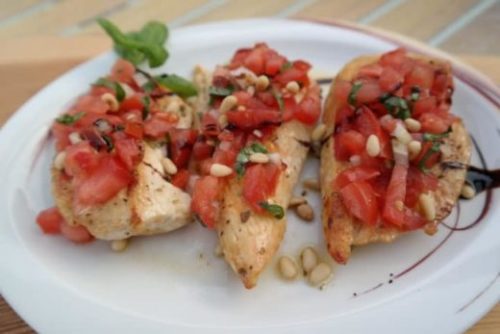 Hähnchen-Bruschetta mit Zedernkernen
