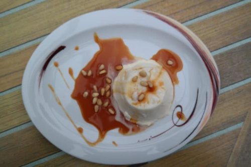 Kaffee-Panna-Cotta mit Zedernkernen-Karamellsauce