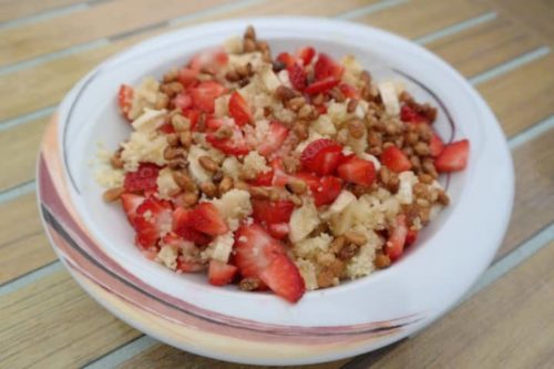 Couscous mit Erdbeeren, Bananen und karamelisierten Zedernkernen