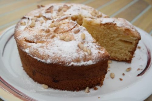 Apfelkuchen mit Zedernkernen