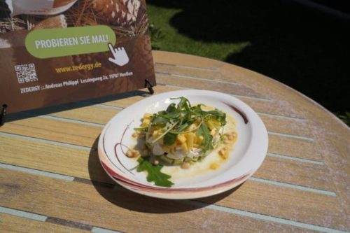 Avocado-Mango-Salat mit Rucola und Zedernkernen