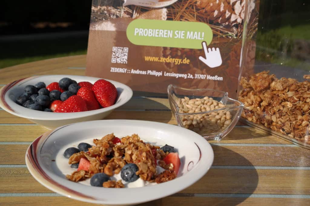 Granola mit Zedernkernen und Mandeln
