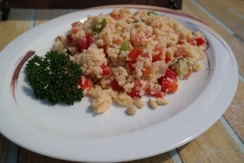 Couscous Salat mit Zedernkernen