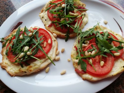 Mini-Flammkuchen mit Zedernkernen