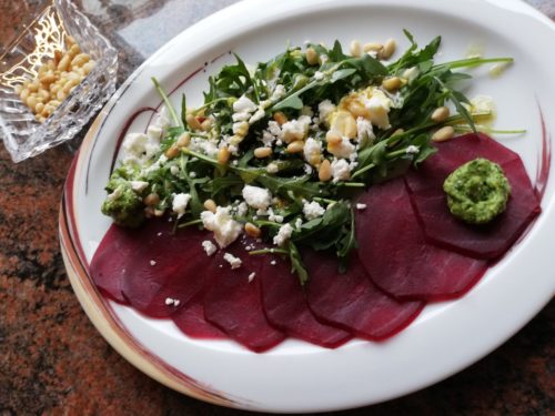 Rote-Bete-Carpaccio mit Rucola, Schafskaese und Zedernkernen