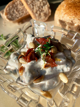 Frischkäsedip mit getrockneten Tomaten und Zedernkernen